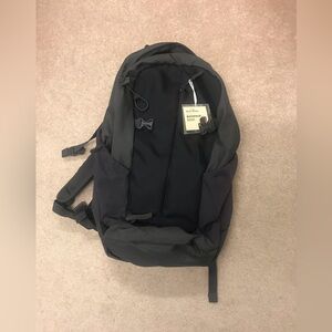 NWT Adventuridge 20L Hiking Backpack with Rain Cover and Laptop Sleeve